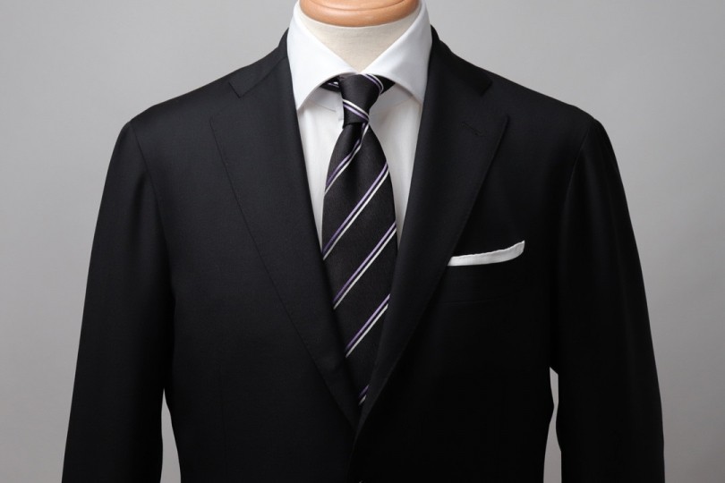 ブラックスーツの基本のキ ビジネスシーンで着る黒のスーツに モダンに映えるレジメンタル Isetan Men S の Vゾーンの流儀 ネクタイとシャツが印象を変える Feature 伊勢丹新宿店メンズ館 公式メディア Isetan Men S Net