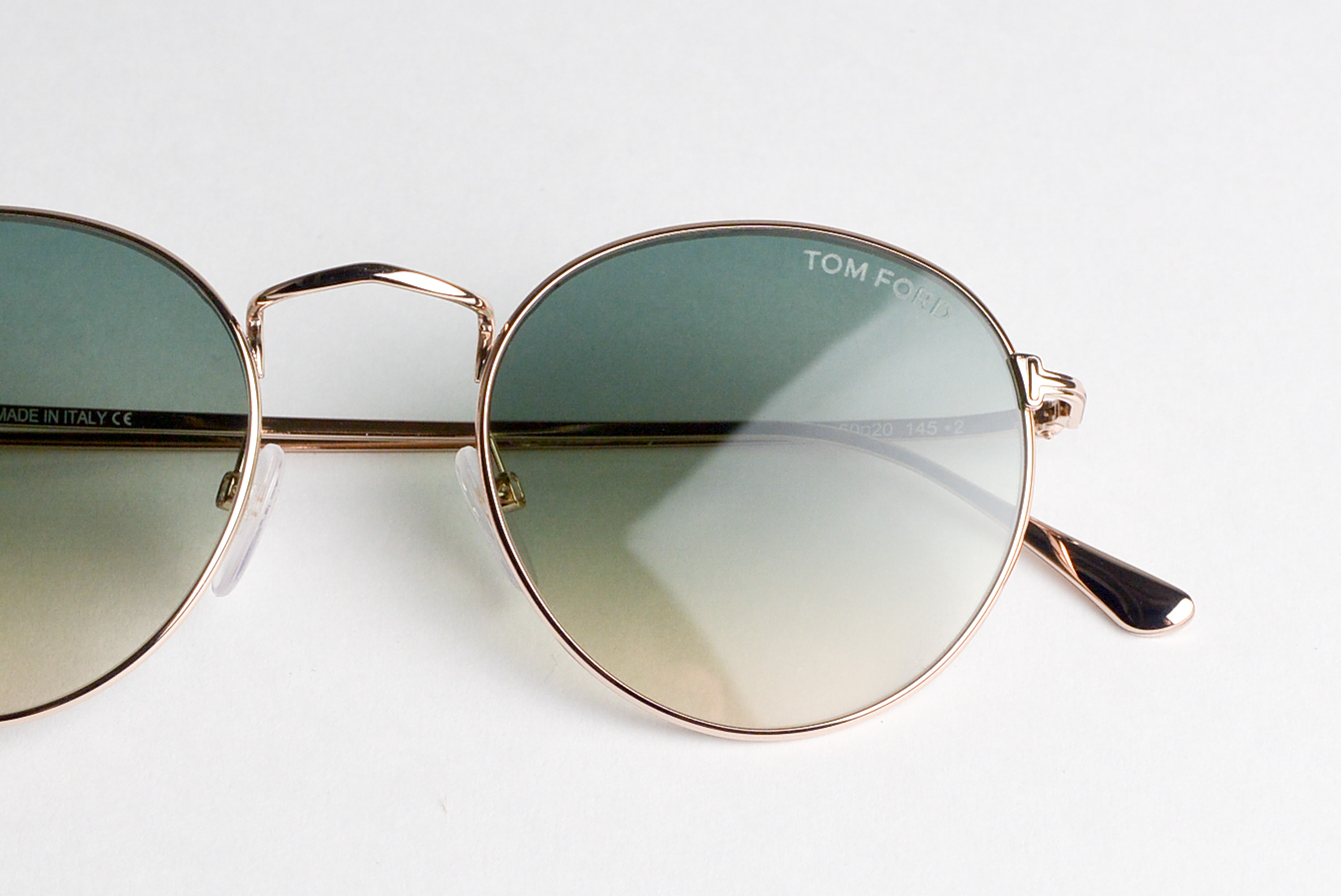 Style completed with sunglasses #5｜アンティークな雰囲気を纏った＜TOM FORD＞のメタルフレームサングラスが登場  | RECOMMEND | 伊勢丹新宿店メンズ館 公式メディア - ISETAN MEN'S net